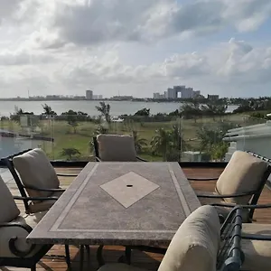 https://big-penthouse-with-amazing-view-private-rooftop-jacuzzi.quintano-roohotels.com